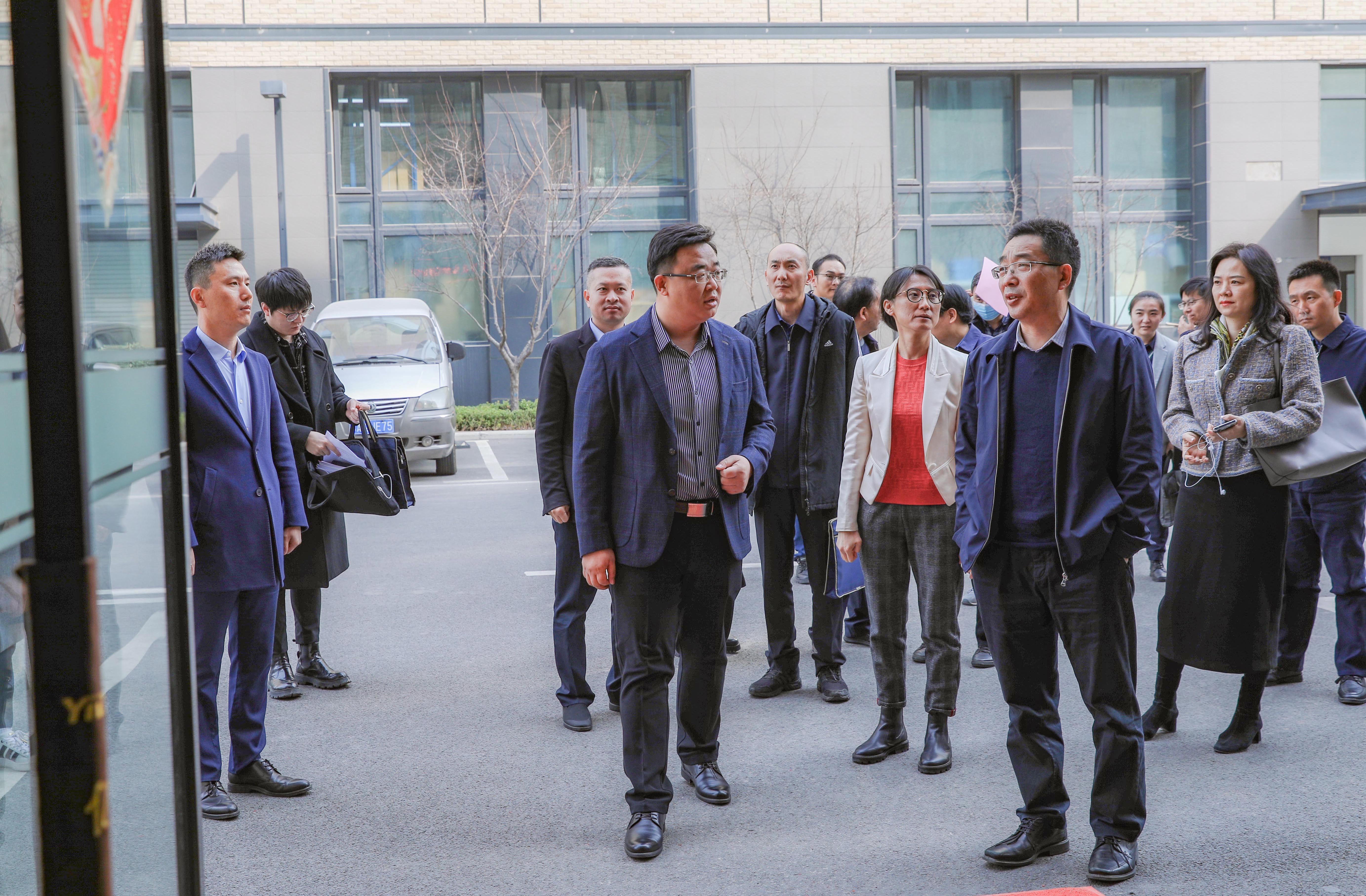 中国证监会领导携郑州市领导一行考察调研我司